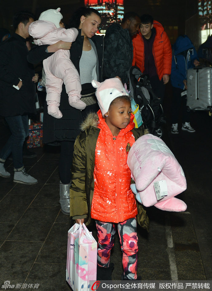 小萌娃面对镜头毫不怯场，张大嘴巴笑得开怀，眼睛眯成月牙，小手高高举起，成功抢走爸爸的所有风头，成为现场最亮眼的小明星。