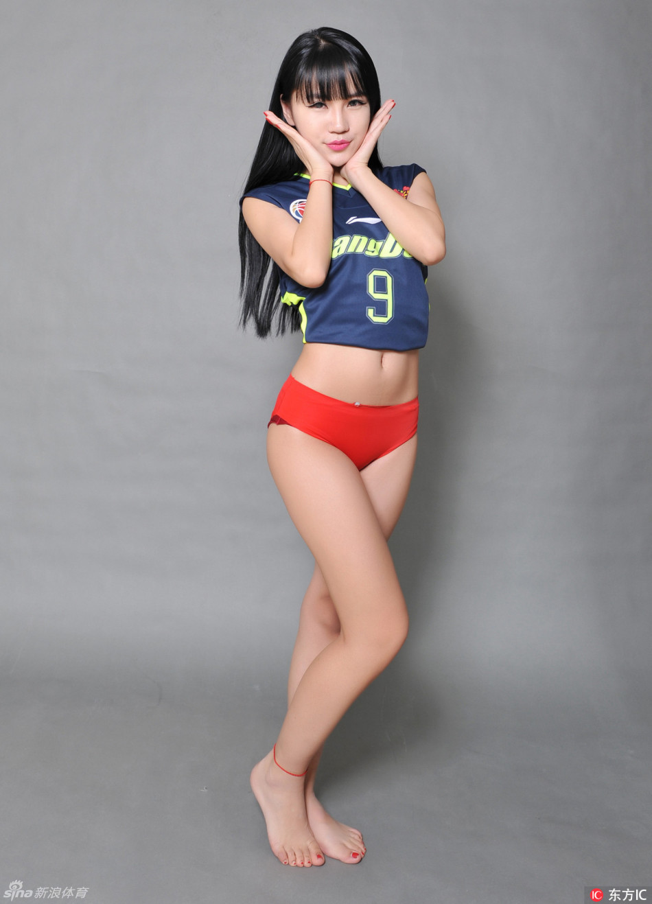 舞者们整齐划一地跃起，手中花球闪耀，她们身着的九号球衣在灯光下格外醒目，仿佛预示着阿联即将在赛场上的统治级表现。