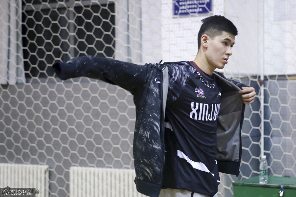 阳光帅气的阿不都沙拉木在训练间隙抬头仰望，眼神中充满了对比赛的渴望和年轻人特有的清澈，汗水浸湿的头发见证着他的努力。