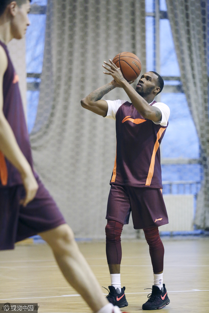 小外援达柳斯·亚当斯在进行赛前拉伸，他压低身体重心，表情严肃专注，健硕的小腿肌肉线条展现出了顶级后卫的身体素质。