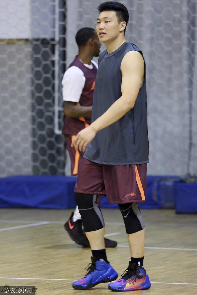 训练结束后，亚当斯被热情的球迷团团围住，他俯身低头，用双手接过球迷递来的物品，这一谦逊的举动瞬间拉近了他与中国球迷的距离。