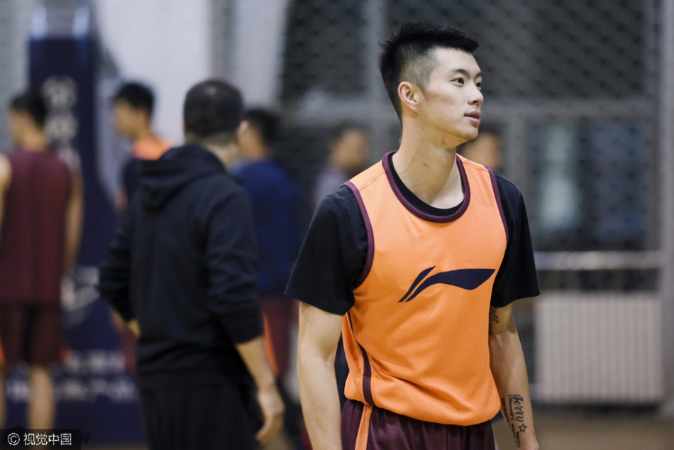 训练馆内，周琦与队友们围成一圈进行拉伸放松，大家脸上都带着轻松的笑容，彼此间的信任和默契在这一刻显露无遗，团队氛围十分融洽。