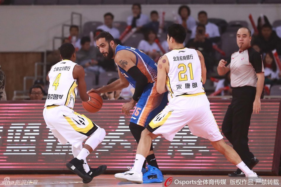 伊朗铁塔哈达迪在禁区展现出绝对的统治力，他用力倚住防守球员，随后一记标志性的转身背打勾手投篮，让北控内线徒呼奈何。