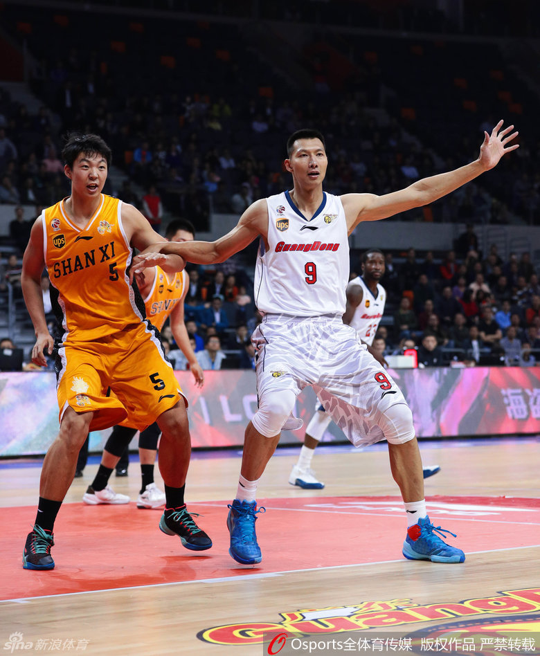 比赛关键时刻，周鹏在外线果断出手三分，篮球在空中划出完美弧线，全场目光聚焦于此。