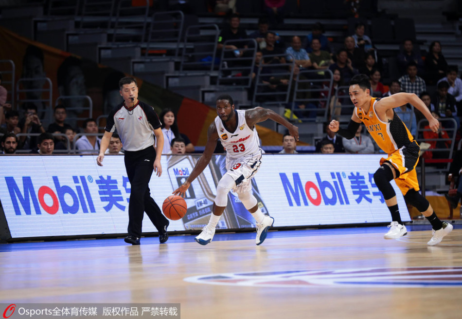 唐纳德-斯隆持球组织进攻，易建联在内线卡好位置，举手要球，内外连线一触即发。