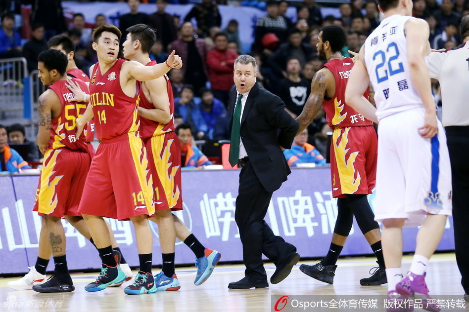 几名裁判员围拢在技术台前,借助视频回放系统逐帧分析冲突发生时的每一个动作,他们表情专注,不时低声交流,商讨着最终的判罚结果。