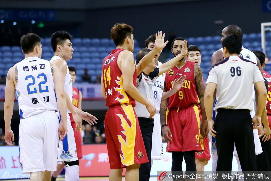 被驱逐后,布朗在队友和工作人员的陪伴下走向球员通道,他依然不时回头望向场内,眼神中充满懊恼与不甘,身后是记录台闪烁的灯光和嘈杂的球场。