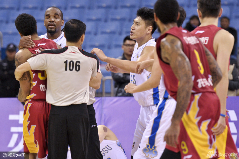 在激烈的卡位战中,吉林队外援布朗情绪失控,右手如铁钳般紧紧锁住江苏队陈磊的喉咙,陈磊面部表情痛苦,双方球员瞬间剑拔弩张,赛场气氛紧张到极点。