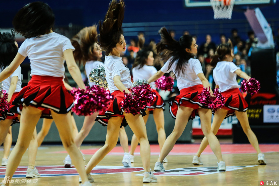 伴随着火热助威的声浪，宝贝们集体热舞，动作整齐划一，长腿在聚光灯下交织成一片迷人的光影，将赛场气氛推向高潮