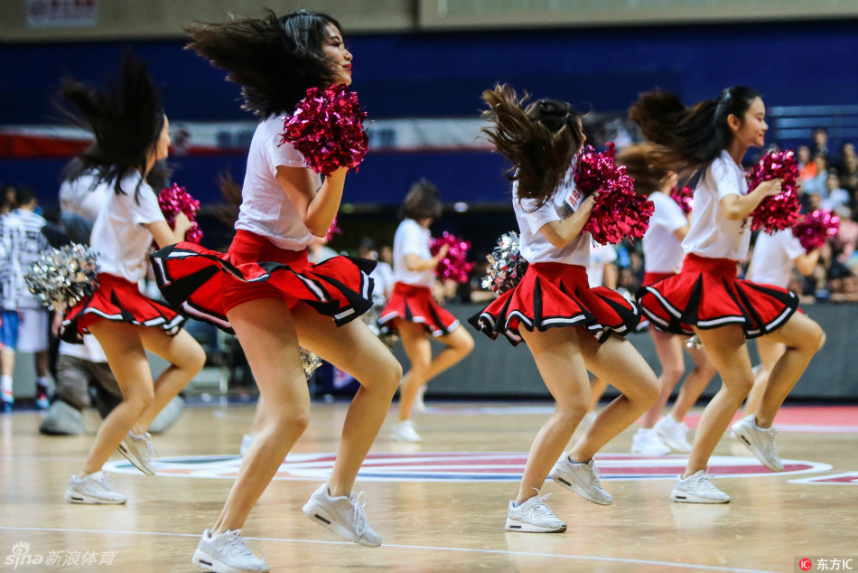 宝贝们展现整齐划一的舞姿，动感造型中洋溢着青春活力，身姿随着节奏律动，营造出风情万种的舞台效果，令观众目不转睛