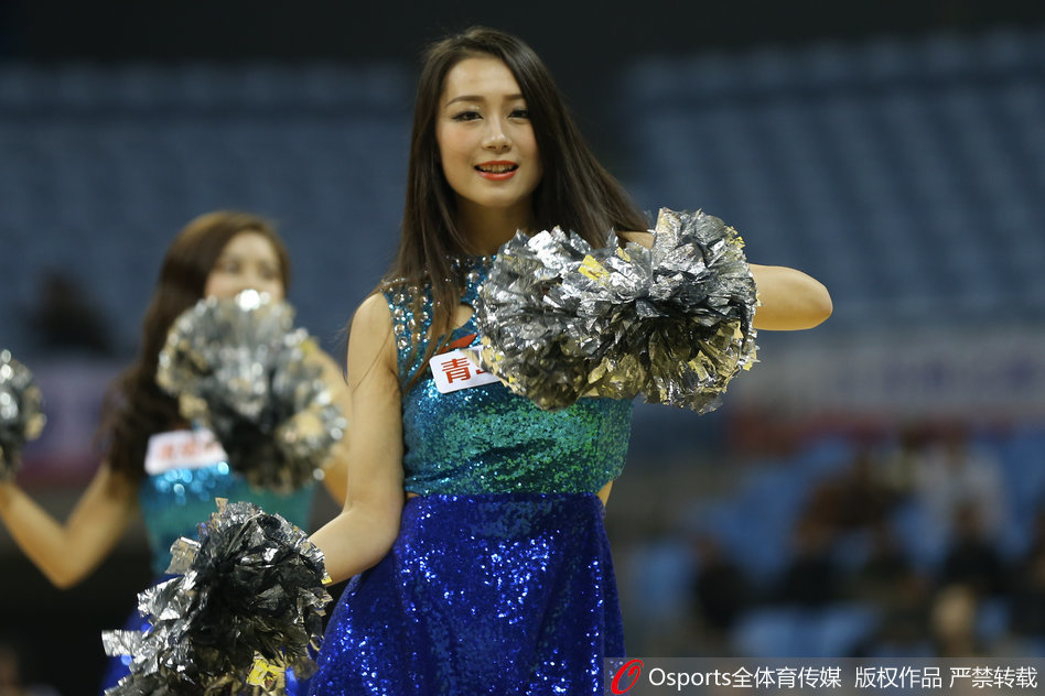 赛场中央，宝贝们跟随节拍尽情舞动，飞扬的发丝和有力的手臂动作，展现出女孩们特有的力量与柔美，背后的巨大电子屏映衬着她们充满活力的剪影。