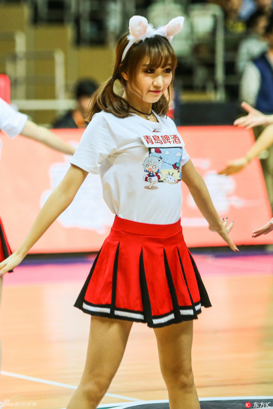 宝贝们一字排开，双手叉腰扭动身姿，仿佛在用身体语言诉说着青春的俏皮与张扬