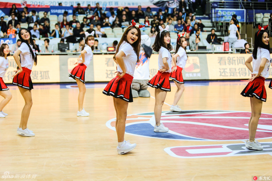 女孩们摆出俏皮的集体造型，侧身站立展现出优美的身体线条，仿佛一组跃动的音符