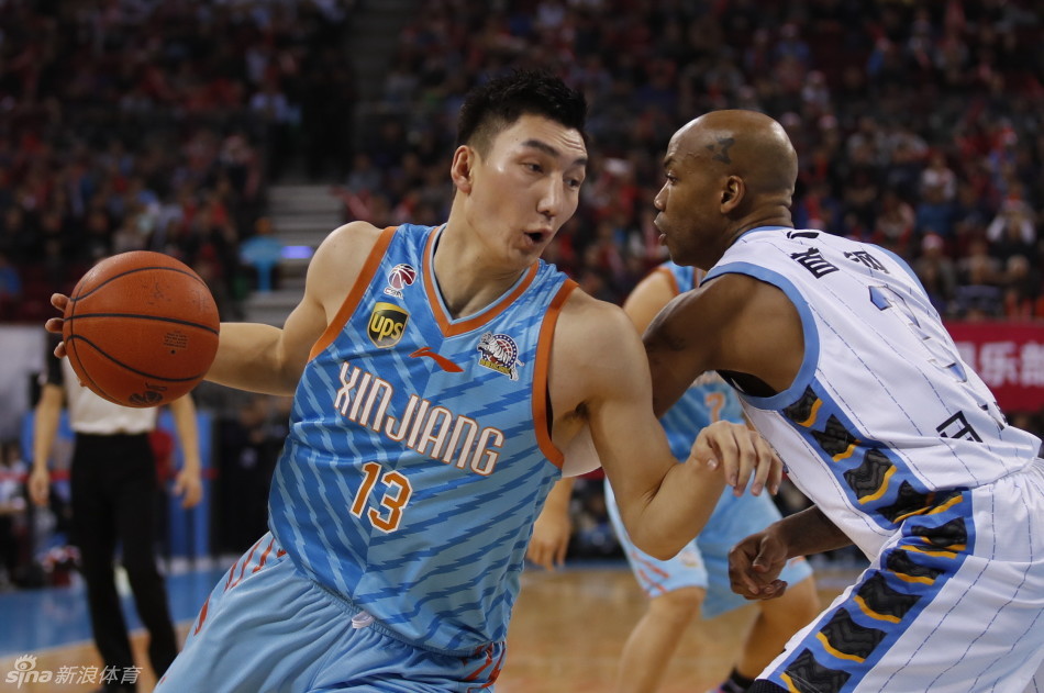 拉拉队队员们身着红白相间的圣诞短裙，手拿花球，在场地中央跳跃起舞，为严寒的赛场注入一丝活力与暖意。