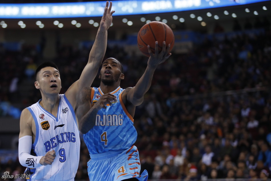 马布里倒在地上，依然死死护住篮球，眼神中透出不服输的倔强，队友们迅速围拢过来准备拼抢。