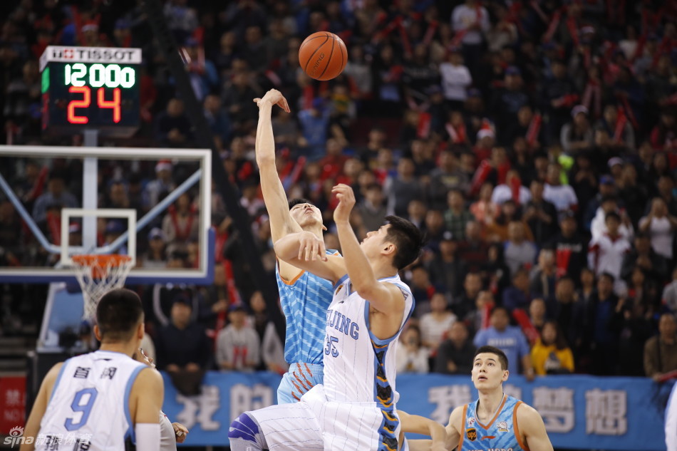 莫里斯力压对方防守球员，高高跃起单手抛射，篮球在空中划出一道优美的弧线直奔篮筐。