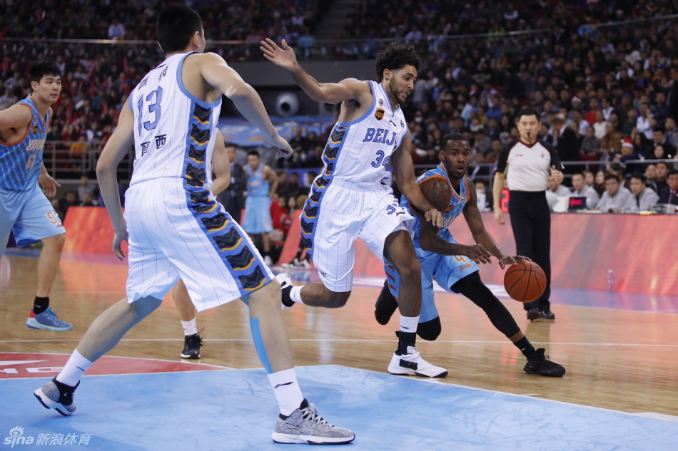 闵鹿蕾指导在场边双手拢成喇叭状大声呼喊，焦急的神情体现出他对场上每一次攻防的专注。