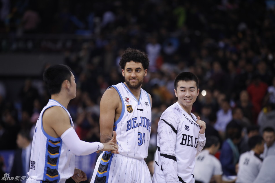 马布里运球穿越层层防线，眼神如炬，在对手的围堵中寻找那一丝转瞬即逝的突破内线缝隙。