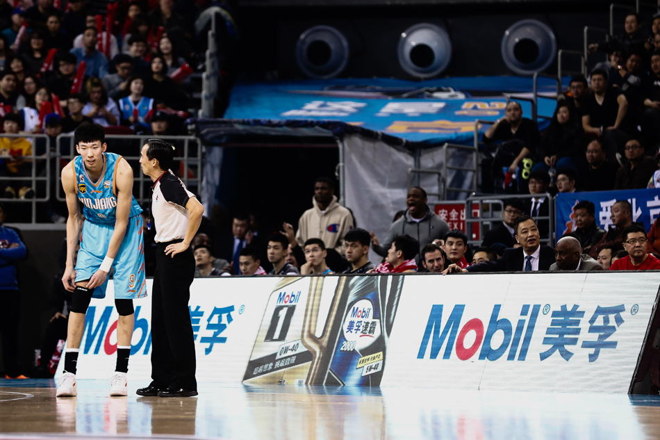 “面对旧主的李根在低位要球，强硬背打，肌肉碰撞的声音仿佛让整个球馆的温度都升高了几度，这是属于男人的战斗。”