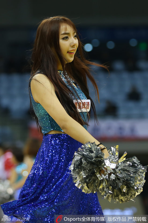 两名啦啦队员在场上欢快地跃起，长发随风飘扬，充满节奏感的舞步和飞扬的神采，将现场观众的视线牢牢锁定。
