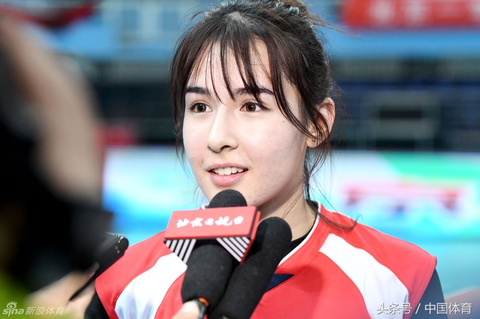 阿迪娜在队友得分后激动地挥拳庆祝，与围拢过来的队友们击掌相拥，此刻的她脸上写满了兴奋与团队的凝聚力