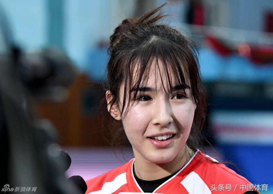 比赛结束后，阿迪娜与队友们一起站上领奖台，手捧银色的奖牌，虽然眼中有一丝对冠军的渴望，但更多的是并肩作战后的释然与骄傲