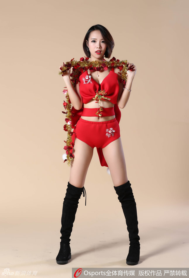 特写镜头下，精致的妆容与专注的眼神交相辉映，展现出篮球宝贝专业的舞台素养。