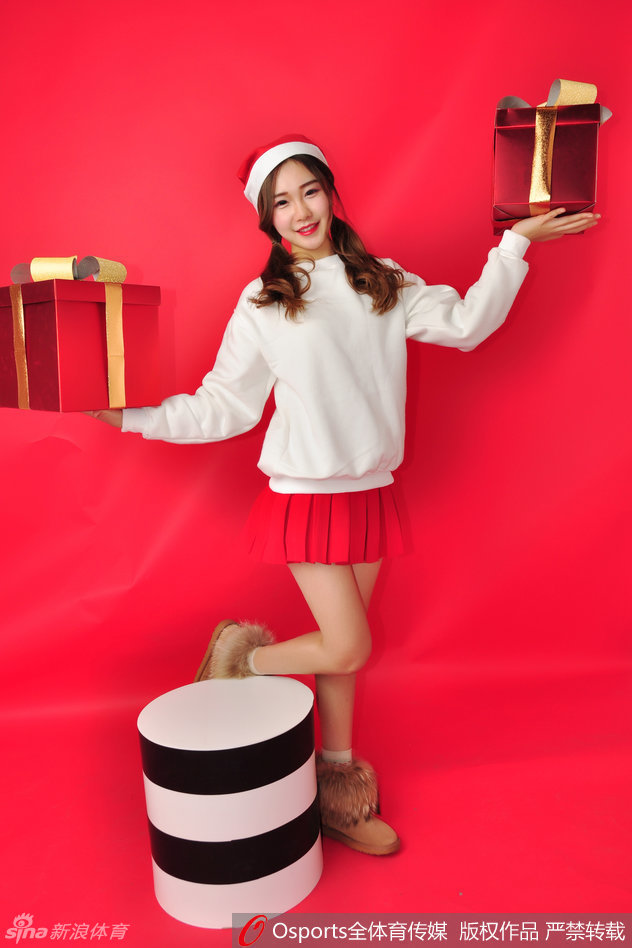 修长美腿与雪白短裙相映，写真中的篮球宝贝在圣诞背景下绽放青春光彩