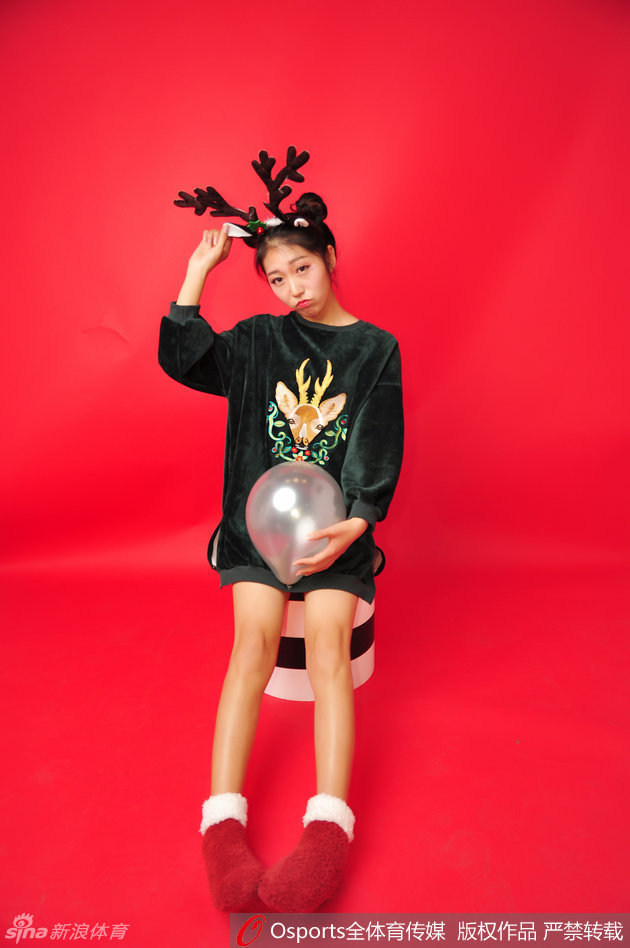 身着圣诞短裙的女孩回眸一笑，将冬日的慵懒与运动的活力巧妙结合