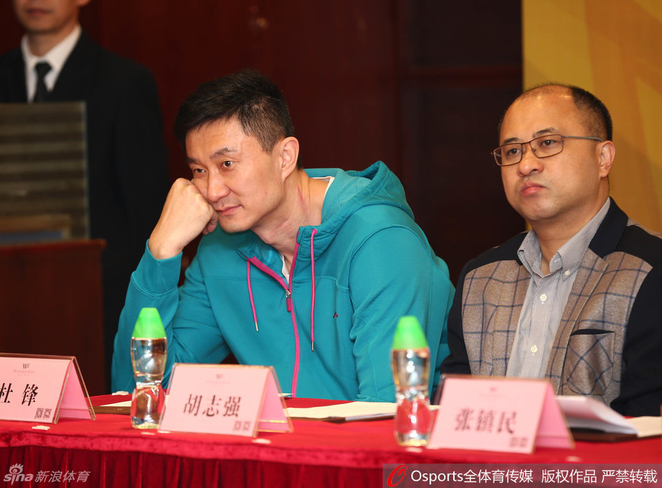 在宏远体育公司成立仪式现场，杜锋坐在嘉宾席前排，身体微微前倾，双手轻轻交叠，眉宇间透露着思考，聚精会神地聆听着嘉宾关于体育教育前景的发言。