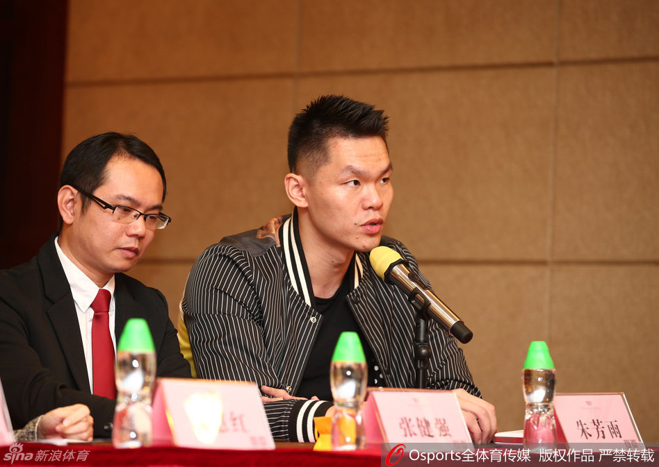 轮到朱芳雨发言时，他手持话筒站在演讲台后，神情严肃而认真，身后的LED大屏幕播放着宏远青训的标语，他正在阐述宏远体育公司未来的发展规划与愿景。