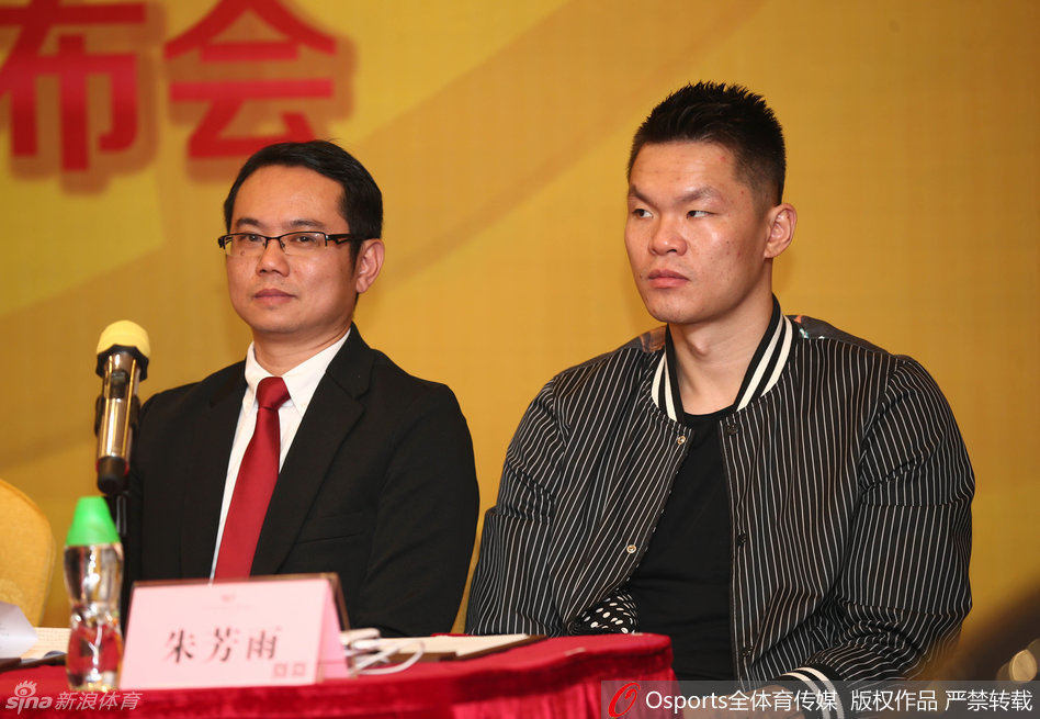 新闻发布会的尾声，所有嘉宾移步台前进行大合影，朱芳雨与杜锋并肩站在核心位置，面带微笑，与广东省篮协及东莞市体育局的领导共同记录下这一历史瞬间。