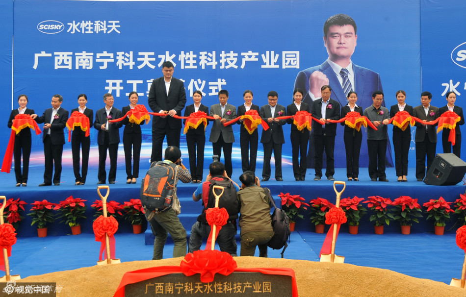 在熙攘的人群中，姚明身着一袭深色正装，凭借天生的身高优势与儒雅气质，在与会嘉宾中脱颖而出，成为全场的视觉焦点。