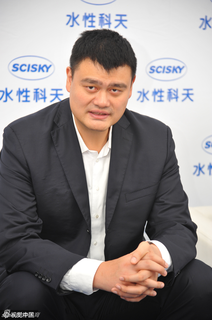 在剪彩仪式上，姚明与南宁市政府及企业领导并肩而立，手持金剪共同为产业园剪彩，身后的彩弹腾空而起，场面热烈。