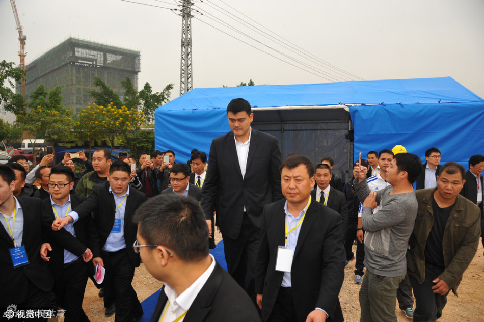 姚明与众多领导嘉宾共同手握系着红绸的铁锹，为项目奠基培土，一铲一铲的新土落下，象征着绿色环保的未来在此扎根。