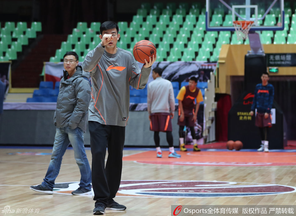 暂停时间里，队友们围成一圈，福特森作为进攻发起点，正用手势向队友示意新的跑位路线，林志杰等老将也凑过来仔细聆听，团队智慧在此刻凝聚。