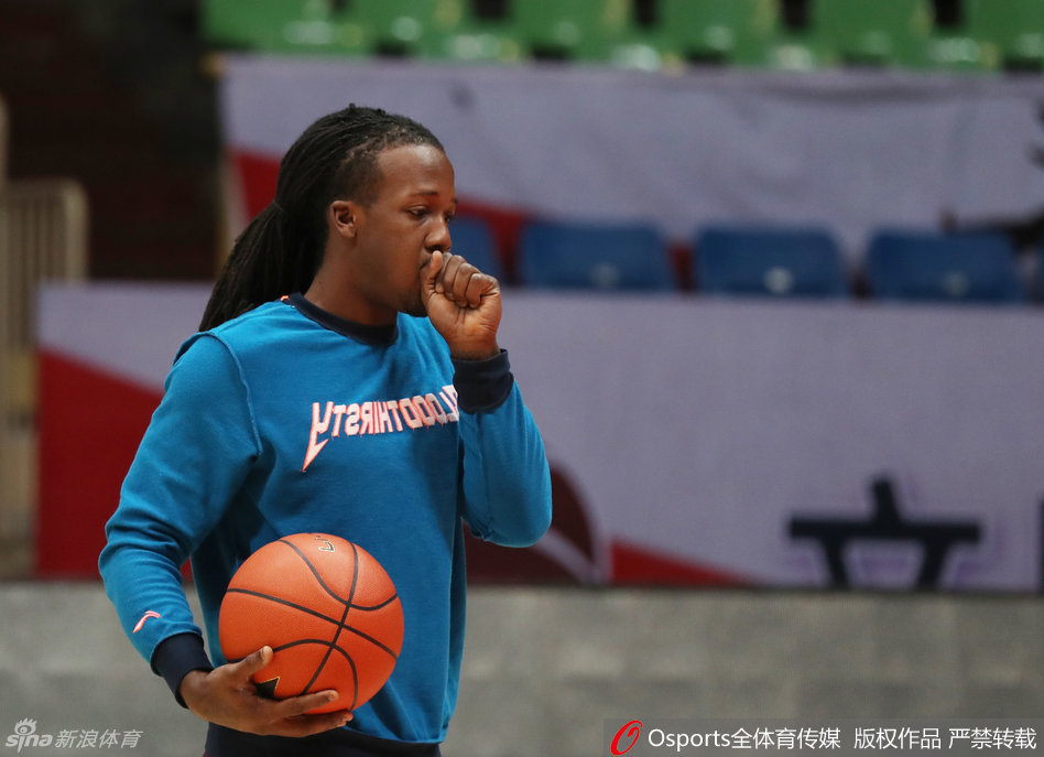 福特森在训练场上眼神专注，肌肉线条在球衣下若隐若现，仿佛一头随时准备扑向猎物的猛兽，浑身散发着‘蓄势待发’的锐气。