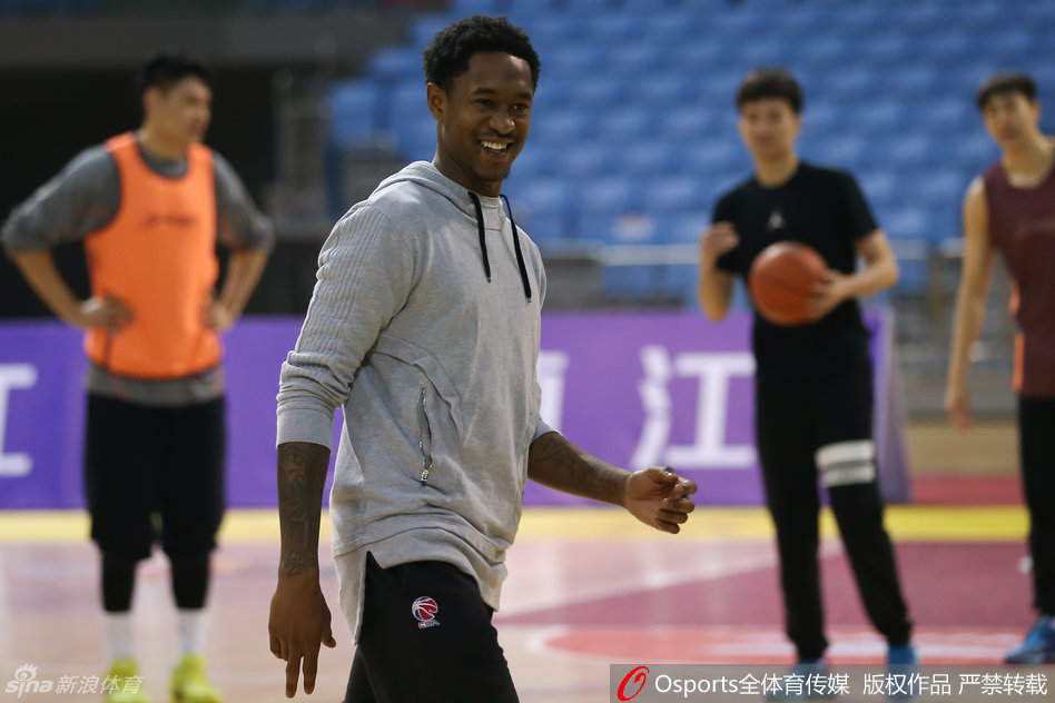 后卫常亚松在训练中稳健运球，作为球队的后场指挥官，他的每一次推进都显得沉着冷静。