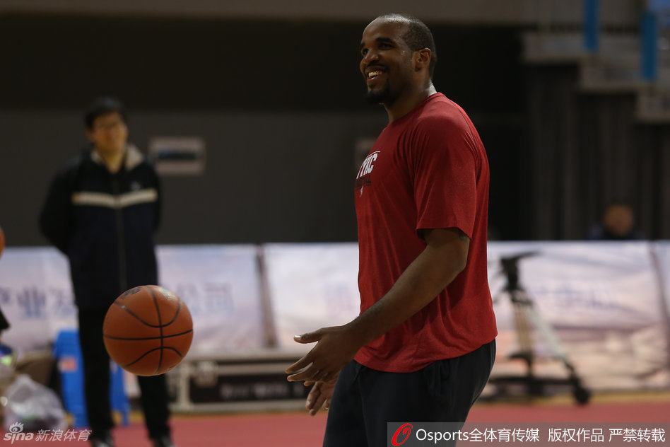 年轻球员戎浩峰在训练中奋力投篮，他渴望在即将到来的比赛中抓住机会，为球队贡献自己的力量。