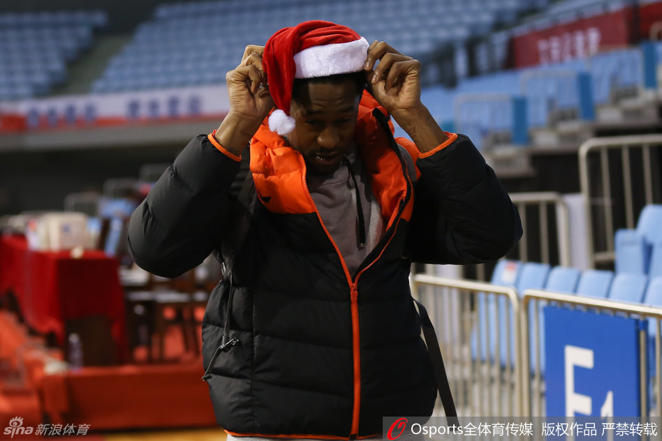 队长易立神情专注，在训练中高高跃起出手投篮，姿势依然潇洒飘逸，展现出良好的竞技状态。