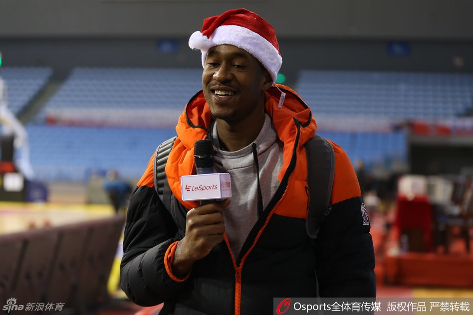 核心外援布鲁克斯戴上了可爱的圣诞帽，在训练间隙对着镜头耍酷卖萌，展现了赛场外顽皮的一面。