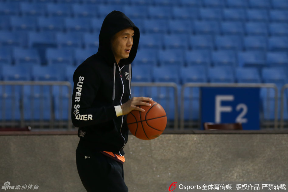 核心后卫郭艾伦在进行赛前热身，他眼神专注酷劲十足，运球动作行云流水，仿佛一切尽在掌握。