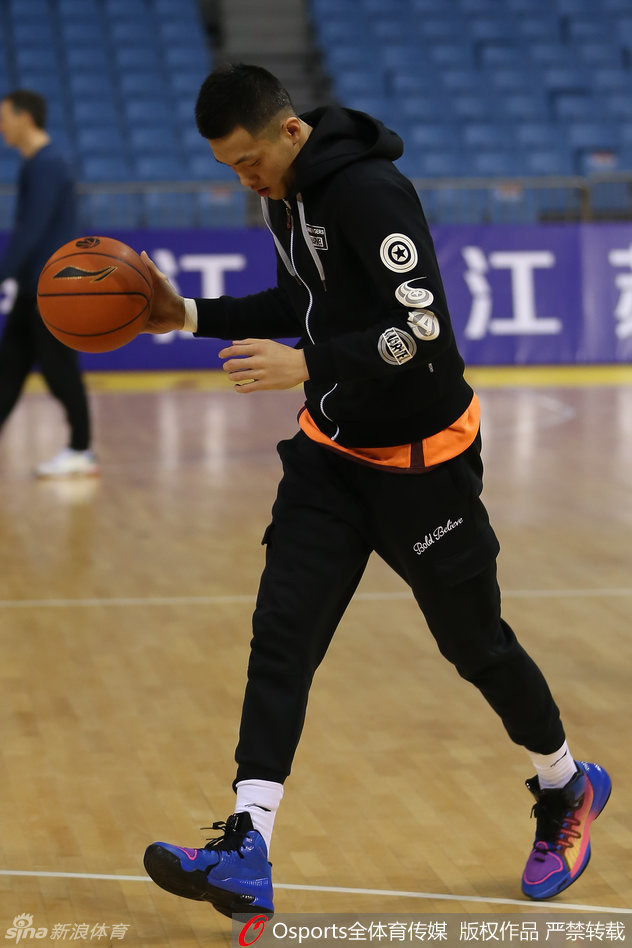 韩德君在对抗训练后寻找投篮感觉，动作扎实稳健，每一次出手都充满了对胜利的渴望和自信。