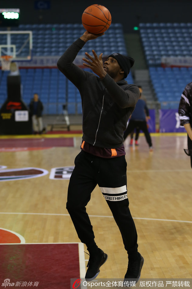 年轻球员郭旭在训练中挥汗如雨，积极奔跑拼抢，虽然青涩却充满朝气，代表着球队的未来希望。