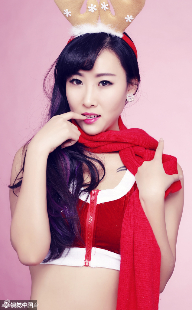 圣诞公主们集体亮相，她们摆出可爱的队形，有的挥舞彩球，有的俏皮比心。满屏的大长腿和热情洋溢的笑容，构成了一幅充满活力与温馨的节日画卷，预示着她们将以全新姿态闪耀赛场。