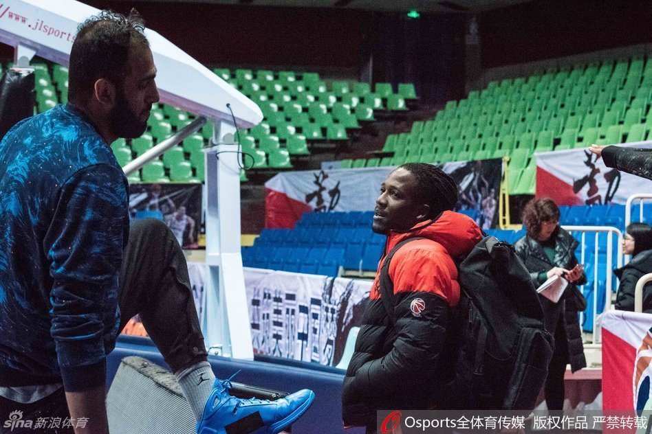 哈达迪与福森特这两位老友在训练场上相谈甚欢，脸上洋溢着久别重逢的笑意，仿佛瞬间将紧张的备战气氛拉回到了昔日并肩作战的温暖时光。