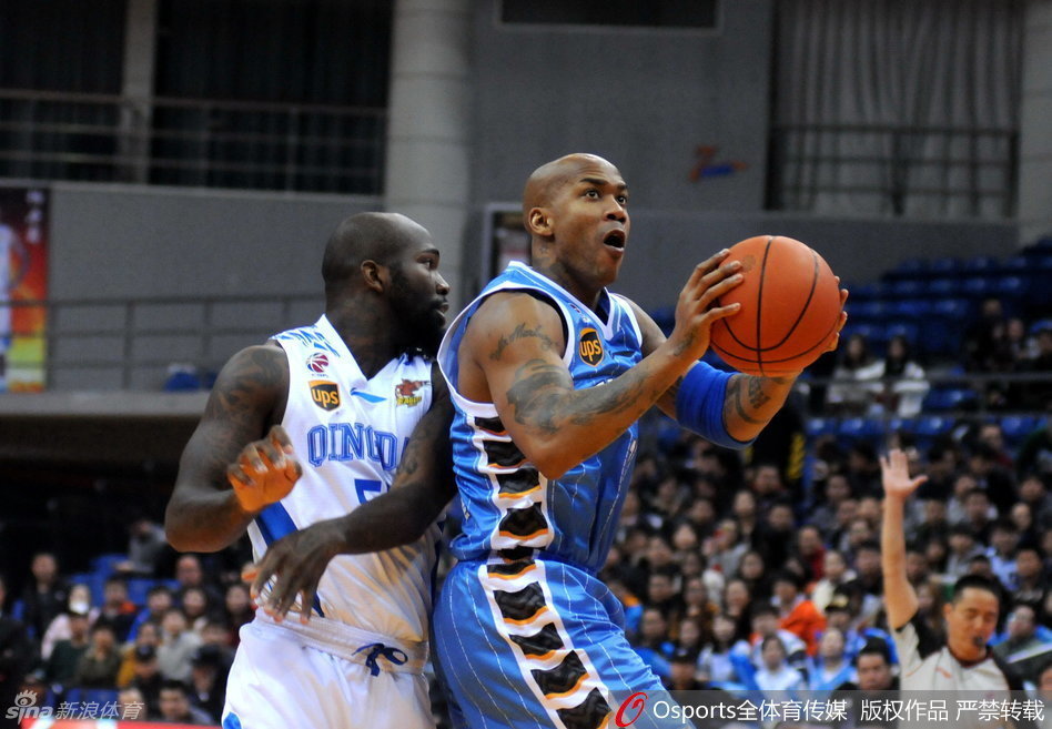 比赛结束后，马布里独自一人望向大屏幕，刺眼的比分映在他布满汗水的脸上，那深邃的眼神里混合着不甘、失望与对胜利的无限眷恋。