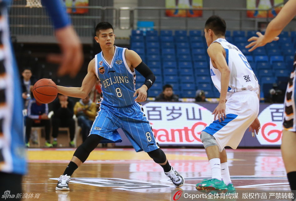 朱彦西在防守中拼尽全力倒地争球，身体横在空中，手臂奋力伸向皮球，展现出北京首钢不屈的防守韧性。