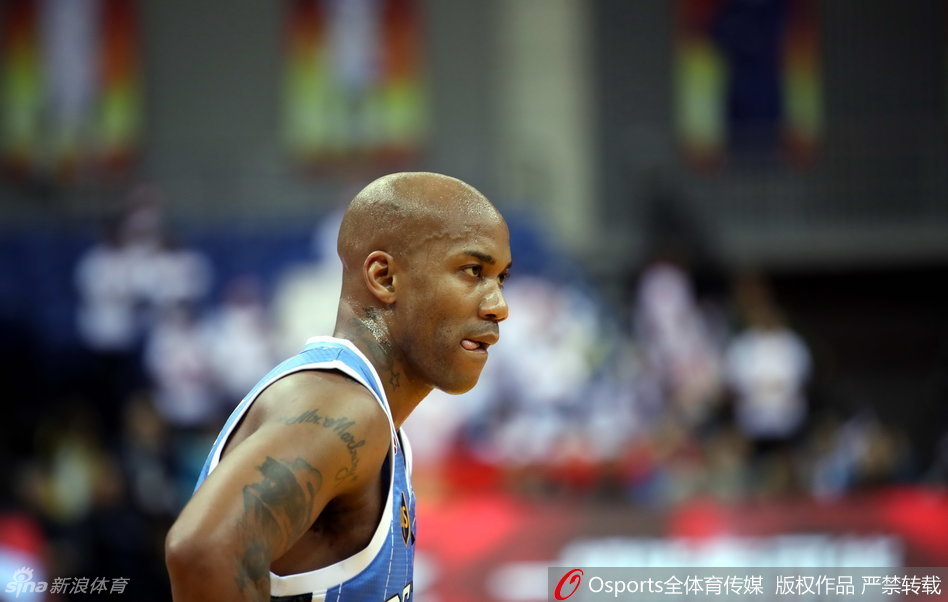 马布里在人群中强行突破，肌肉紧绷，青筋暴起，即使面对拉拽和推搡，他依然奋力将球抛向篮筐，眼神中燃烧着不可熄灭的求胜欲。