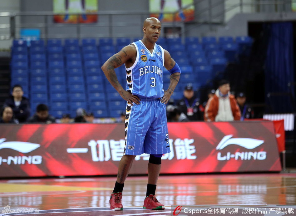 老将张庆鹏在三分线外果断出手，身体完全舒展开来，眼神紧盯着飞旋的篮球，背景是略显空旷的看台，这一球寄托着追分的希望。